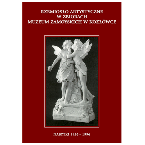 Okładka książki. Na bordowym tle fotografia. Para dziecięcych uskrzydlonych postaci uchwyconych w momencie pocałunku; stojących na postumencie w lekkim kontrapoście i wspartych o znajdujący się z tyłu murek. Dziewczynka ukazana frontalnie, nachylony nad nią chłopiec w ujęciu profilowym. W dłoniach dziewczynki, na murku i postumencie pęki róż. Na górze napis: rzemiosło artystyczne w zbiorach Muzeum Zamoyskich w Kozłówce. Na dole: nabytki 1956 – 1996.